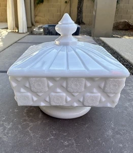Plato de caramelo de vidrio de leche acolchado antiguo Westmoreland pedestal cuadrado y tapa - Imagen 1 de 11