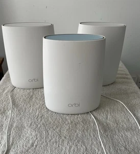 Netgear Orbi Mesh WiFi System .. RBR50 Router 2 x RBS50 Satellites .. Pre Owned - Afbeelding 1 van 3