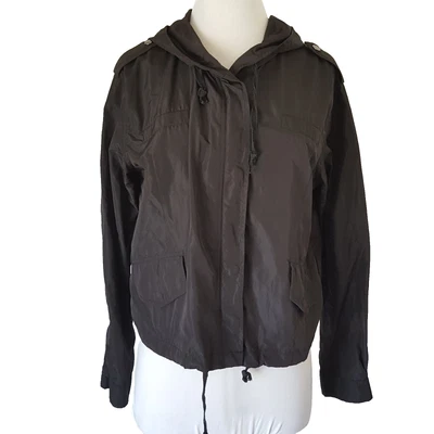 Moletom com capuz Brandy Melville preto corta-vento tamanho único bombardeiro com zíper e bolsos com botão - Imagem 1 de 4