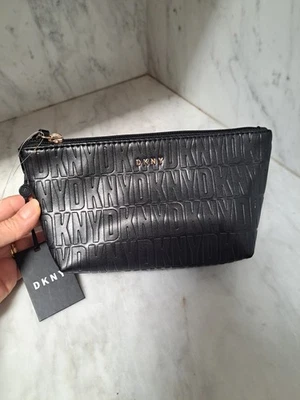 Bolso sin asas de muñeca DKNY mediano negro dorado cremallera 7” X 4” nuevo con etiquetas Foto 1 de 4