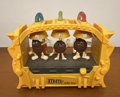 Raro adorno animado M&M - Luces y música - Funciona - Necesita 3 pilas AAA Foto 1 de 4