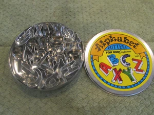 VINTAGE AUSSTECHFORMEN ALUMINIUM ALPHABET FORMEN CANAPES ORIGINAL BLECH FUCHSLAUF - Bild 1 von 5
