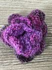 Broche fleur tricotée à la main : Blackberry Delight, par nature tricotée