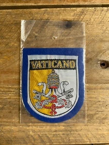 Vintage Vaticano Tourist Souvenir Sew-On Patch - Shield 7.5x6cm - Picture 1 of 3