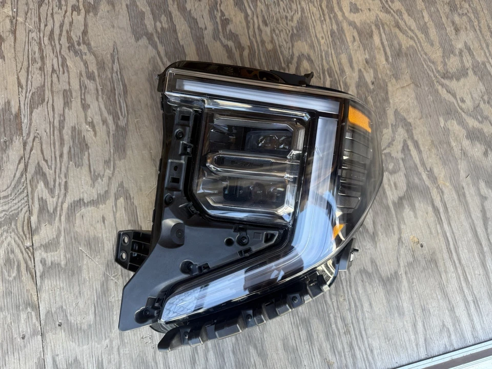 GMC Sierra At4 2025 OEM LH faro LED Foto 1 de 4