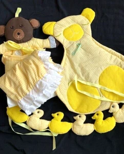 Vintage gelbes Gingham Set: Rüschen Krippenrock, Windelstapler, Enten, Bär Deko - Bild 1 von 9