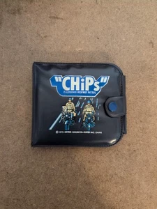 Cartera plegable de plástico vintage años 70 CHiPs serie de televisión ponch azul y John *LEER* - Imagen 1 de 9