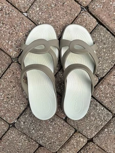 Crocs Mujer US 9 Meleen Banda Cruzada Torcida Tirantes Bronceado Blanco Plantilla Usada  - Imagen 1 de 4