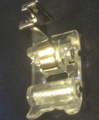 Un pie de rodillo de vástago bajo blanco para muchas máquinas de coser de marca y modelo Foto 1 de 4