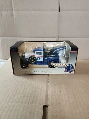 Liberty Classics American Airlines 1929 Ford Model A Wrecker Die-cast Truck Bank - Image 1 of 4