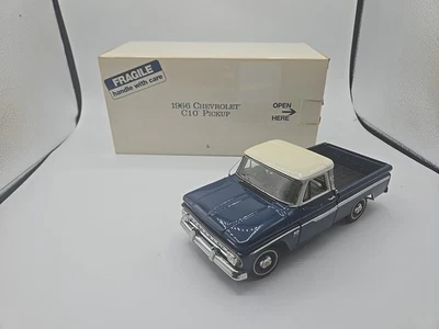 Chevrolet C10 1966 camioneta vintage Danbury como nueva, azul oscuro y blanco roto 1:24 Foto 1 de 4