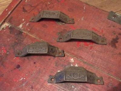 TIRADORES DE CAJÓN VICTORIANOS DE HIERRO FUNDIDO ORIGINALES VINTAGE AÑOS 1800 CON DISEÑO Foto 1 de 4
