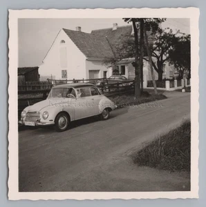 DKW AUTO UNION 1000 VW-Käfer vor Wohnhaus Auto - Altes Foto - Picture 1 of 2