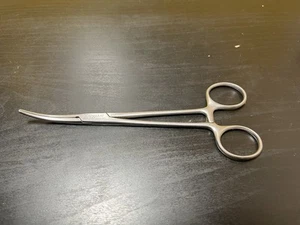 AESCULAP BH167R Pinze CVD curve crile emostatiche pinze ganascia seghettata 6,25" - Foto 1 di 5