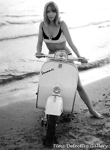 L'attrice italiana Elsa Martinelli in Vespa in spiaggia - Stampa fotografica d'epoca - Foto 1 di 1