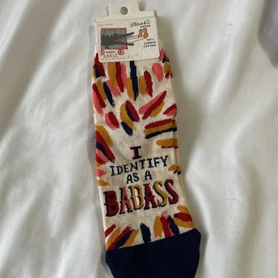 NUEVO CON ETIQUETAS I Identify As A BADASS Azul Q Novedad Humorosos Para Mujer Calcetines Crew Talla 5-10 Foto 1 de 2