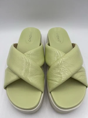 Sandalias Vionic Vesta para mujer 11 charol lima pálido plataforma entrecruzada Foto 1 de 4