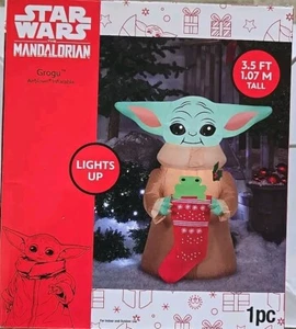 Gemmy Weihnachten luftgeblasen aufblasbar beleuchtet Grogu™ mit Strumpf Neu im Karton - Bild 1 von 3