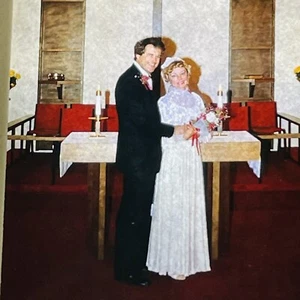  Hübsches Brautpaar in der Kirche Dezember 1981 Kodak Vintage Negativ Dia - Bild 1 von 4