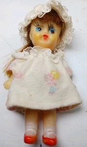 Muñeca de plástico vintage de los años 50 de 5” zapatos rojos vestido blanco capó juguete Japón  - Imagen 1 de 8
