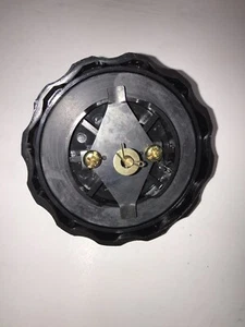 Tapa del tanque de combustible fueraborda Tohatsu de 2 tiempos de colección década de 1980 334-70020-0 - Imagen 1 de 2