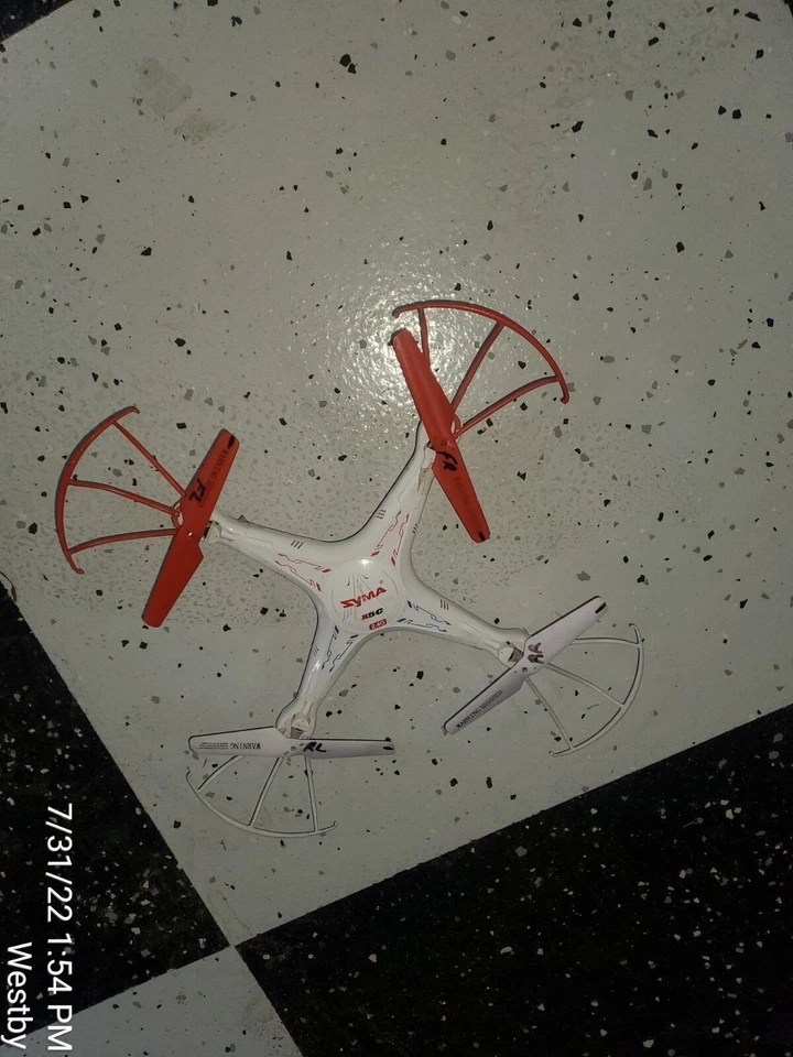 Syma X5c Explorers 2.4g 4ch 6 Axis Gyro RC Quadcopter Drone With HD Camera  - Image 1 of 3