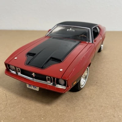 Carro modelo fundido Ertl American Muscle 1973 Ford Mustang Mach 1 vermelho 1:18 - Imagem 1 de 4