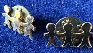 Vintage Set Of 2 United Way People Pinbacks - Picture 1 of 4
