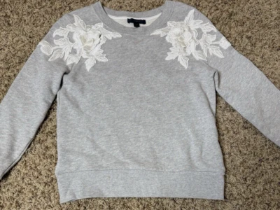 J. Suéter Preppy Crew con Apliques Florales Talla XXS para Mujer Gris Blanco Algodón Foto 1 de 4