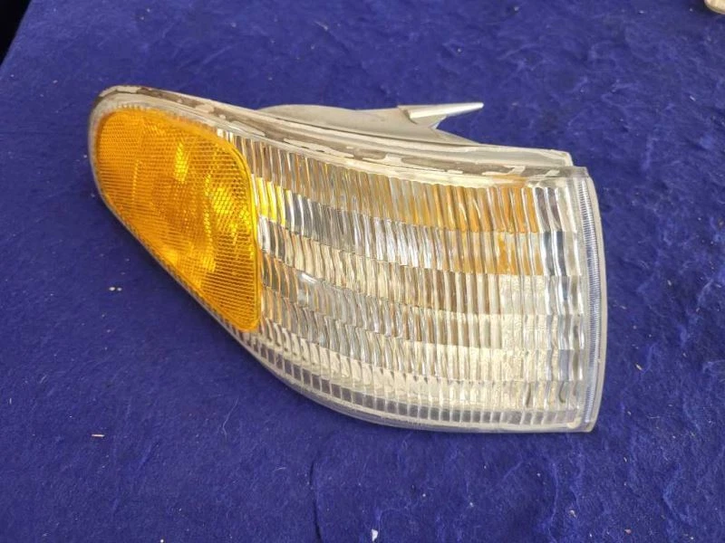 Luz de señalización de giro 2402 para pasajero delantero Ford Mustang Cobra GT 1996-1998 Foto 1 de 4