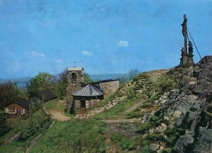 Alte Postkarte - Milseburg - Kapelle mit Kreuzgruppe und Schutzhütte - Bild 1 von 1