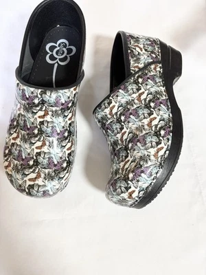 Zuecos de enfermería florales Sanita talla 40 Foto 1 de 4