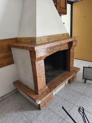 Caminetto prefabbricato in ghisa e granito Rosso di Verona  - Immagine 1 di 4