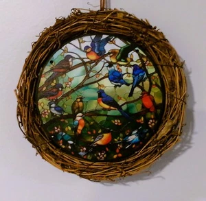 Beleuchtetes rundes Buntglasbild im Weinrebenkranz verschiedene Vögel - Bild 1 von 3