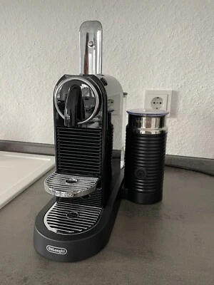 Nespresso Maschine mit Milchaufschäumer - Bild 1 von 4