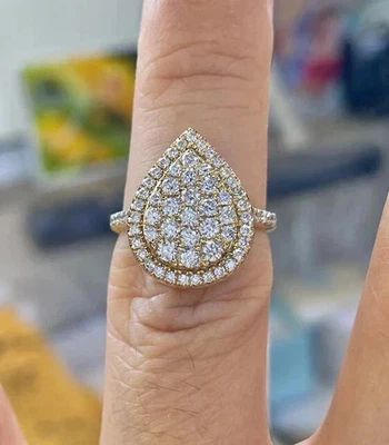 Anillo de compromiso con racimo de diamantes de corte redondo de 2 quilates enchapado en oro amarillo de 14 quilates Foto 1 de 4