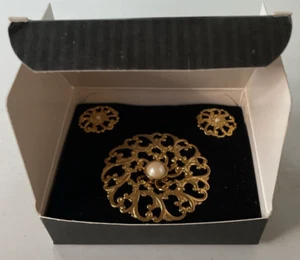 Vintage 1992 AVON Flower Blossom Gift Set Pin And Pierced Earrings Gold Tone NEW - Picture 1 of 8