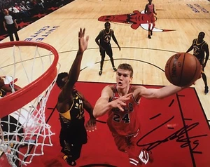 PROOF! LAURI MARKKANEN Signed Autographed 8x10 Photo CHICAGO BULLS Arizona - Picture 1 of 2