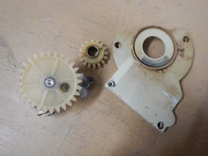 Engrasador Stihl 031 original OEM con engranajes y cubierta - Imagen 1 de 9