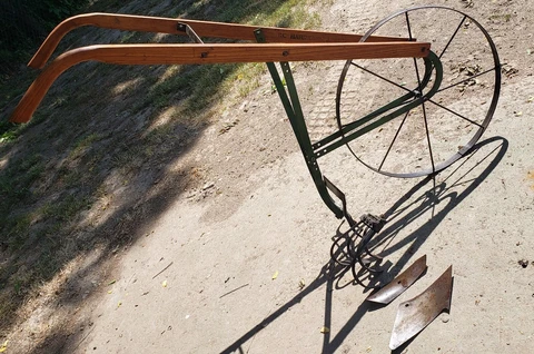 ACE Hardware Washington,Ia. CULTIVATOR PUSH PLOW  , WHEEL GARDEN HOE . Original! Cover
