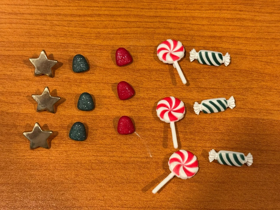 Candy buttons - red, green, gold - x15 - lollipops, gum drops, stars - Image 1 of 1