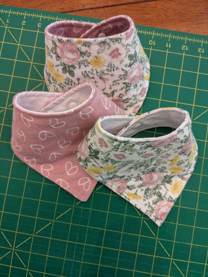 Baberos Bandana Hechos a Mano para Bebé Niña Conjunto de 3 Corazones Florales Rosa Foto 1 de 3