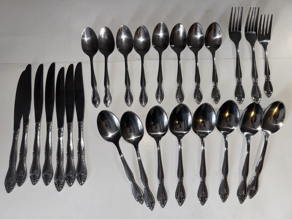 CUCHILLO FLORAL VINTAGE “M” MONOGRAMA PERSONALIZADO ACERO INOXIDABLE CUCHARA TENEDOR ELECCIÓN Foto 1 de 1