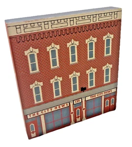 The Cats Meow Serie X The City News Estante de Madera Cuidador 1993 Faline Jones De Colección - Imagen 1 de 9