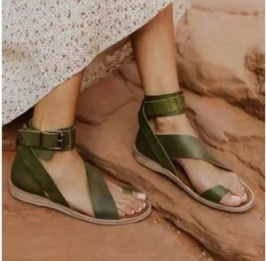 Free People Vale Sandalen Gr. 37 US 6,5 Khaki Grün Leder Boho Minimal Neutral - Bild 1 von 16