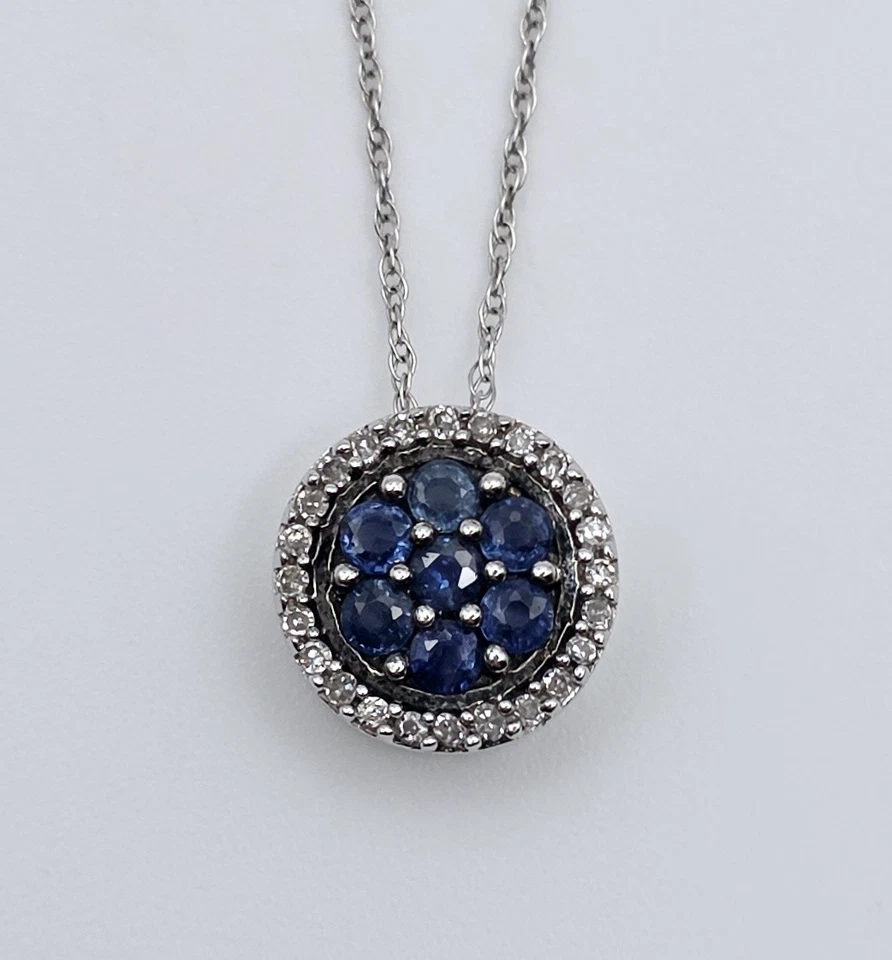 10k白金蓝色蓝宝石和钻石花朵簇光环吊坠项链 — 第 1/4 张图片