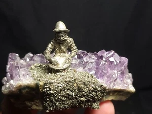 Escena de minería de peltre de fantasía sobre cristal de amatista, hecha en EE. UU. (4,1 oz) G9 - Imagen 1 de 5