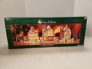 Trim A Home Bayberry Village Set Villaggio di Natale in Porcellana Illuminata 10 pz Nuovo - Foto 1 di 8