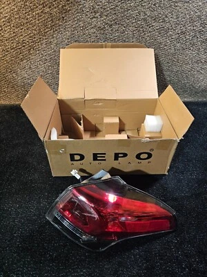 Luz trasera exterior derecha de repuesto Depo 312-19AGR-AC para Toyota RAV4 2016-2018 Foto 1 de 4