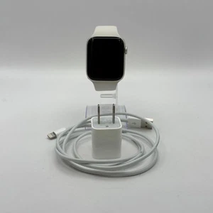 Apple Watch (SE) 2nd Gen. 44mm Gold Aluminum (GPS) w/ Starlight Sport- Excellent - Picture 1 of 5